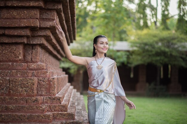 Belle femme vêtue d&#39;une robe thaïlandaise typique