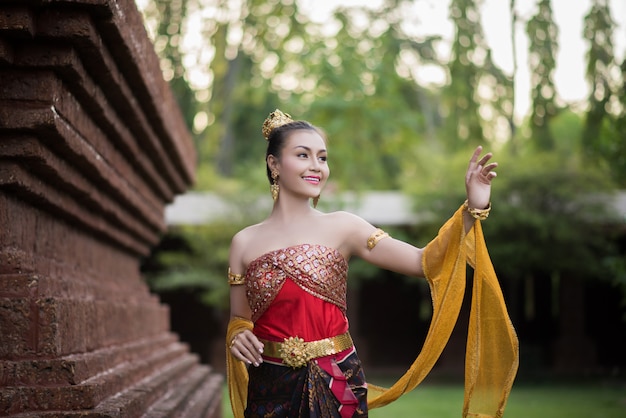 Belle femme vêtue d&#39;une robe thaïlandaise typique