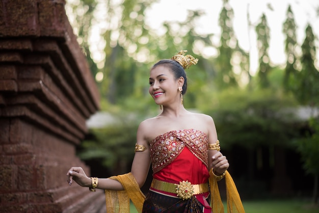 Belle femme vêtue d&#39;une robe thaïlandaise typique