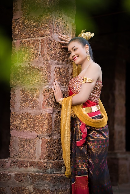 Belle femme vêtue d&#39;une robe thaïlandaise typique