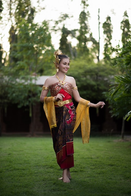 Photo gratuite belle femme vêtue d'une robe thaïlandaise typique