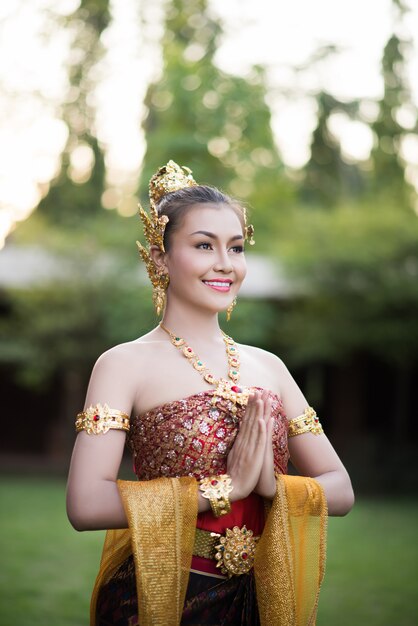 Belle femme vêtue d&#39;une robe thaïlandaise typique