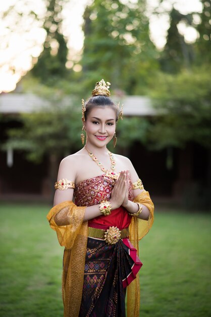 Belle femme vêtue d&#39;une robe thaïlandaise typique