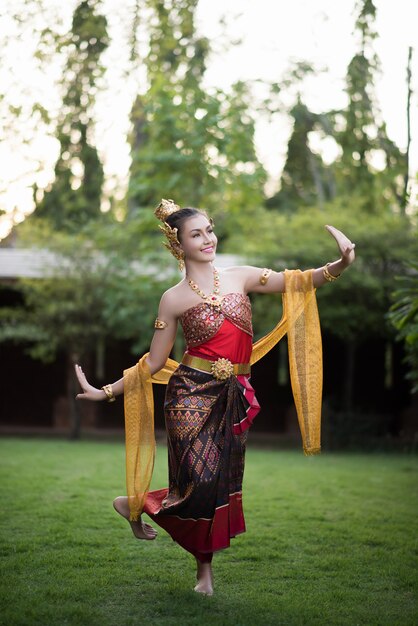 Belle femme vêtue d&#39;une robe thaïlandaise typique