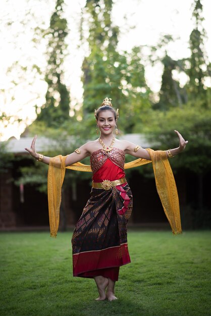 Belle femme vêtue d&#39;une robe thaïlandaise typique