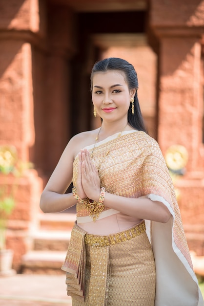 Belle femme vêtue d&#39;une robe thaïlandaise typique