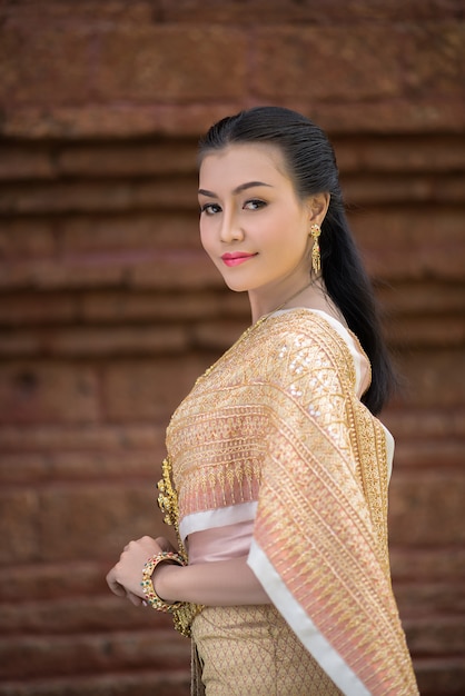 Belle femme vêtue d&#39;une robe thaïlandaise typique