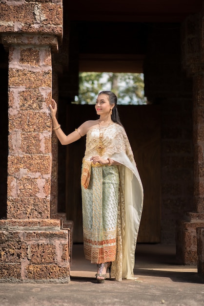 Belle femme vêtue d&#39;une robe thaïlandaise typique