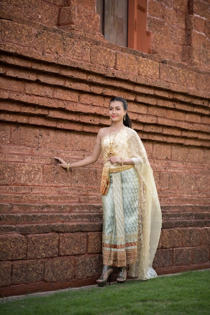 Belle femme vêtue d&#39;une robe thaïlandaise typique