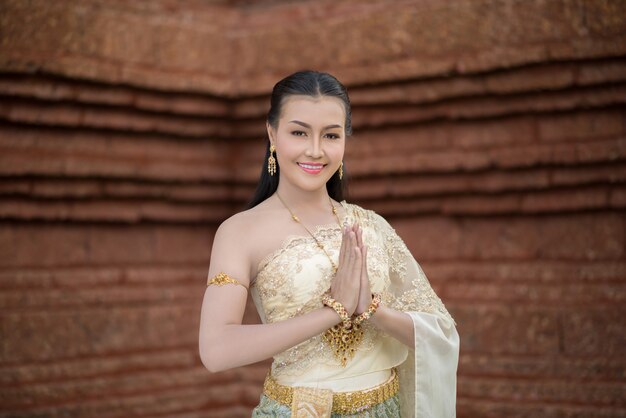 Belle femme vêtue d&#39;une robe thaïlandaise typique