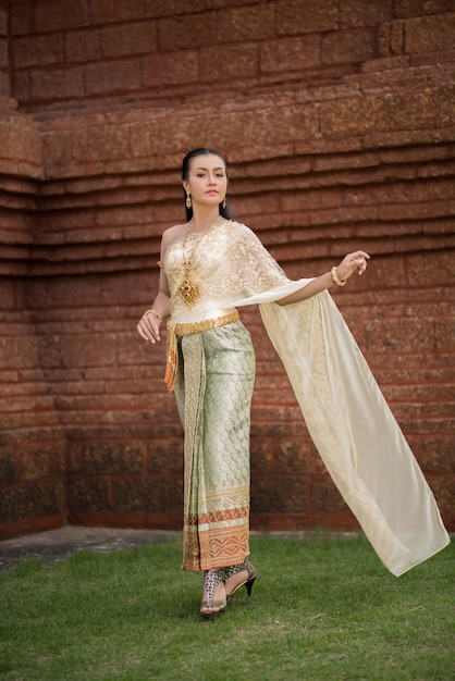 Photo gratuite belle femme vêtue d'une robe thaïlandaise typique