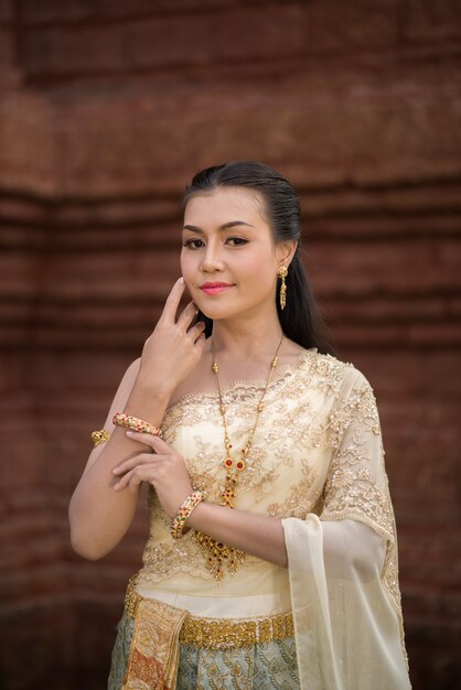 Belle femme vêtue d&#39;une robe thaïlandaise typique