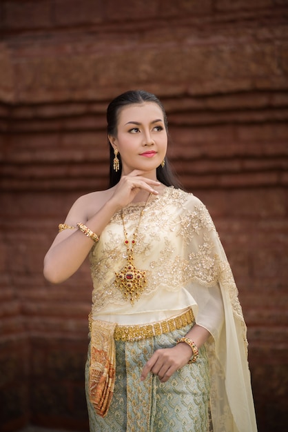 Belle femme vêtue d&#39;une robe thaïlandaise typique