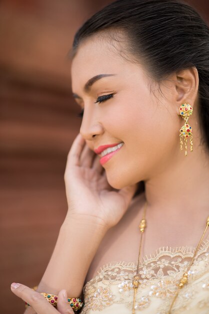 Belle femme vêtue d&#39;une robe thaïlandaise typique