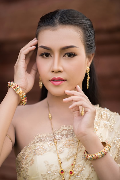 Belle femme vêtue d&#39;une robe thaïlandaise typique