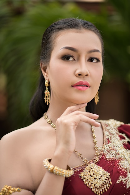 Belle femme vêtue d&#39;une robe thaïlandaise typique