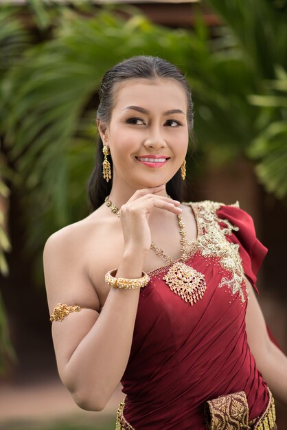 Belle femme vêtue d&#39;une robe thaïlandaise typique