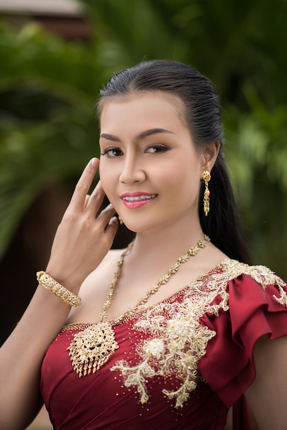 Belle femme vêtue d&#39;une robe thaïlandaise typique