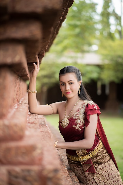 Belle femme vêtue d&#39;une robe thaïlandaise typique