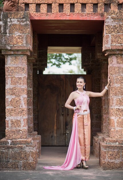 Belle femme vêtue d&#39;une robe thaïlandaise typique