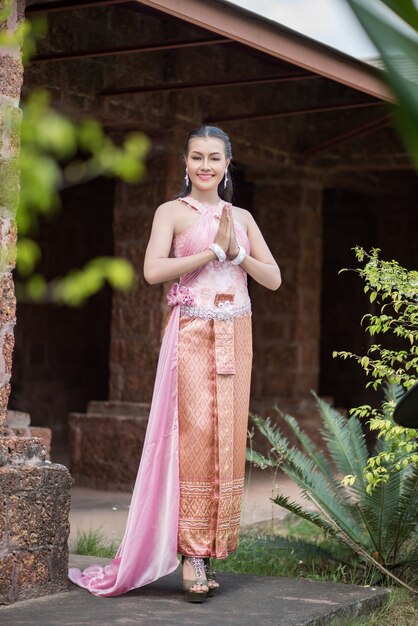 Belle femme vêtue d&#39;une robe thaïlandaise typique