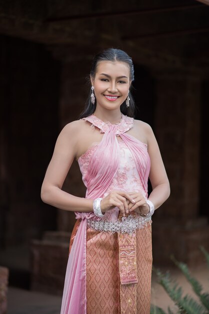 Belle femme vêtue d&#39;une robe thaïlandaise typique