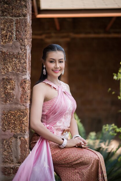 Belle femme vêtue d&#39;une robe thaïlandaise typique