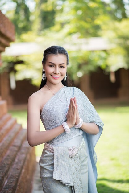 Belle femme vêtue d&#39;une robe thaïlandaise typique