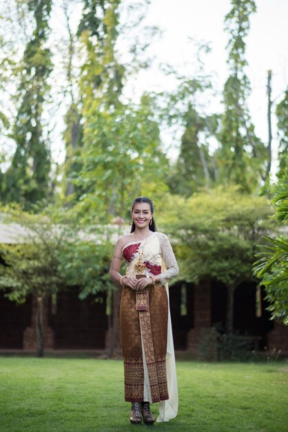 Belle femme vêtue d&#39;une robe thaïlandaise typique