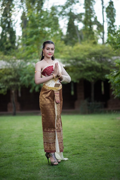 Belle femme vêtue d&#39;une robe thaïlandaise typique