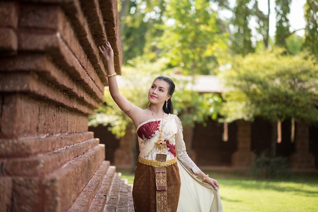 Belle femme vêtue d&#39;une robe thaïlandaise typique