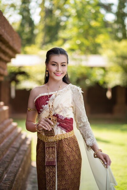 Belle femme vêtue d&#39;une robe thaïlandaise typique