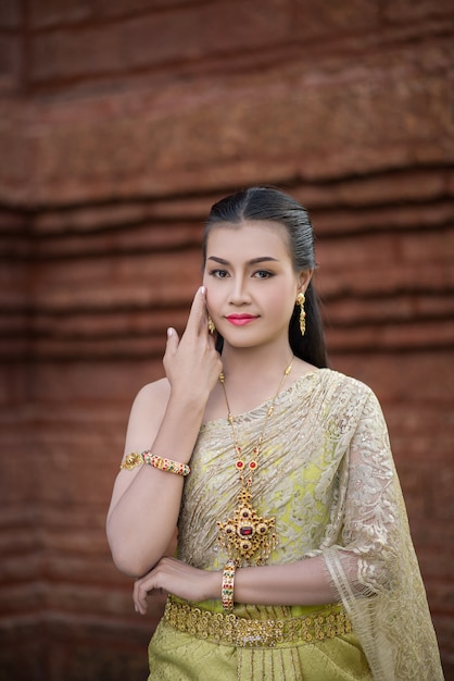 Belle femme vêtue d&#39;une robe thaïlandaise typique