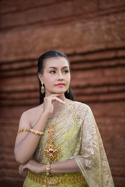 Belle femme vêtue d&#39;une robe thaïlandaise typique