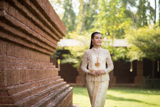 Belle femme vêtue d&#39;une robe thaïlandaise typique