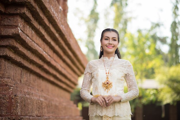 Belle femme vêtue d&#39;une robe thaïlandaise typique