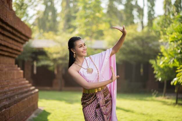 Belle femme vêtue d&#39;une robe thaïlandaise typique