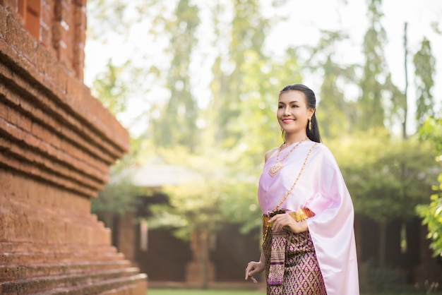 Belle femme vêtue d&#39;une robe thaïlandaise typique