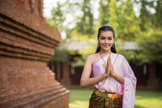 Belle femme vêtue d&#39;une robe thaïlandaise typique