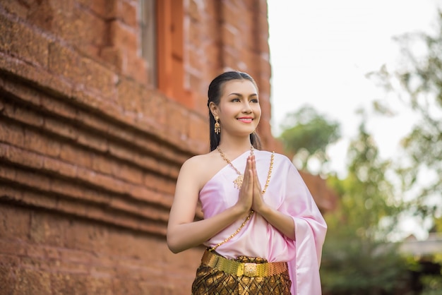 Belle femme vêtue d&#39;une robe thaïlandaise typique