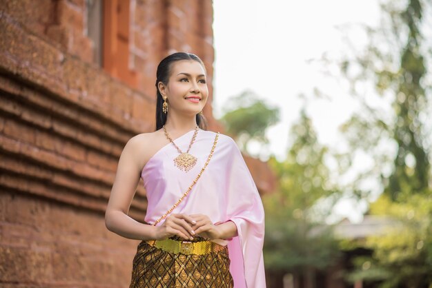 Belle femme vêtue d&#39;une robe thaïlandaise typique