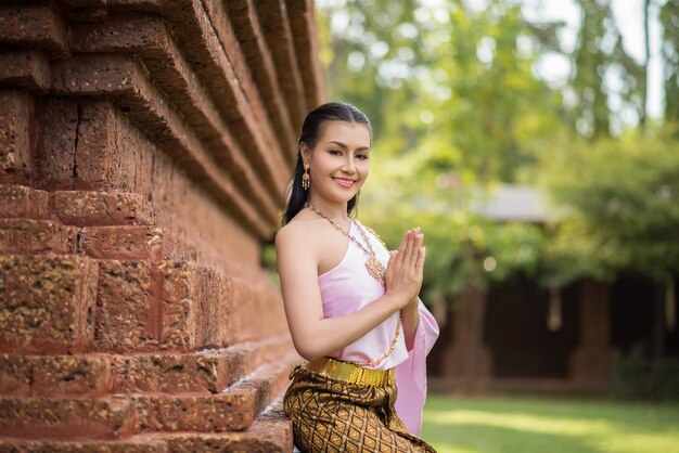 Belle femme vêtue d&#39;une robe thaïlandaise typique