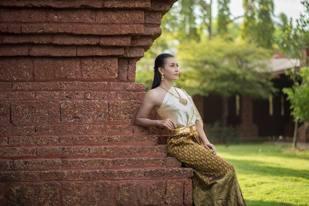 Belle femme vêtue d&#39;une robe thaïlandaise typique