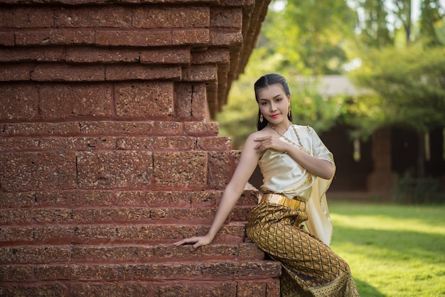 Belle femme vêtue d&#39;une robe thaïlandaise typique