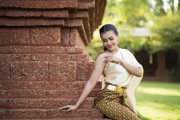 Belle femme vêtue d&#39;une robe thaïlandaise typique