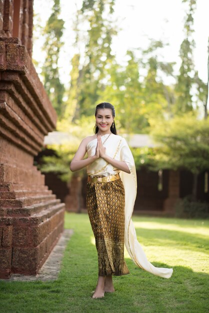 Belle femme vêtue d&#39;une robe thaïlandaise typique