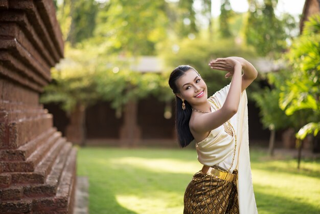 Belle femme vêtue d&#39;une robe thaïlandaise typique