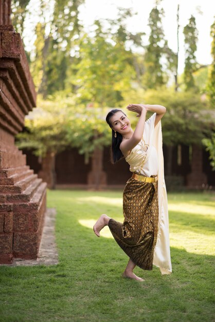 Belle femme vêtue d&#39;une robe thaïlandaise typique