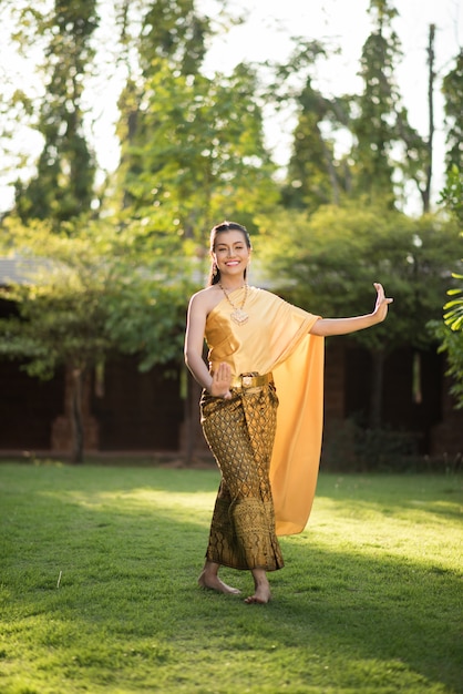 Belle femme vêtue d&#39;une robe thaïlandaise typique