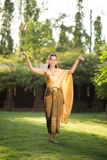 Belle femme vêtue d&#39;une robe thaïlandaise typique